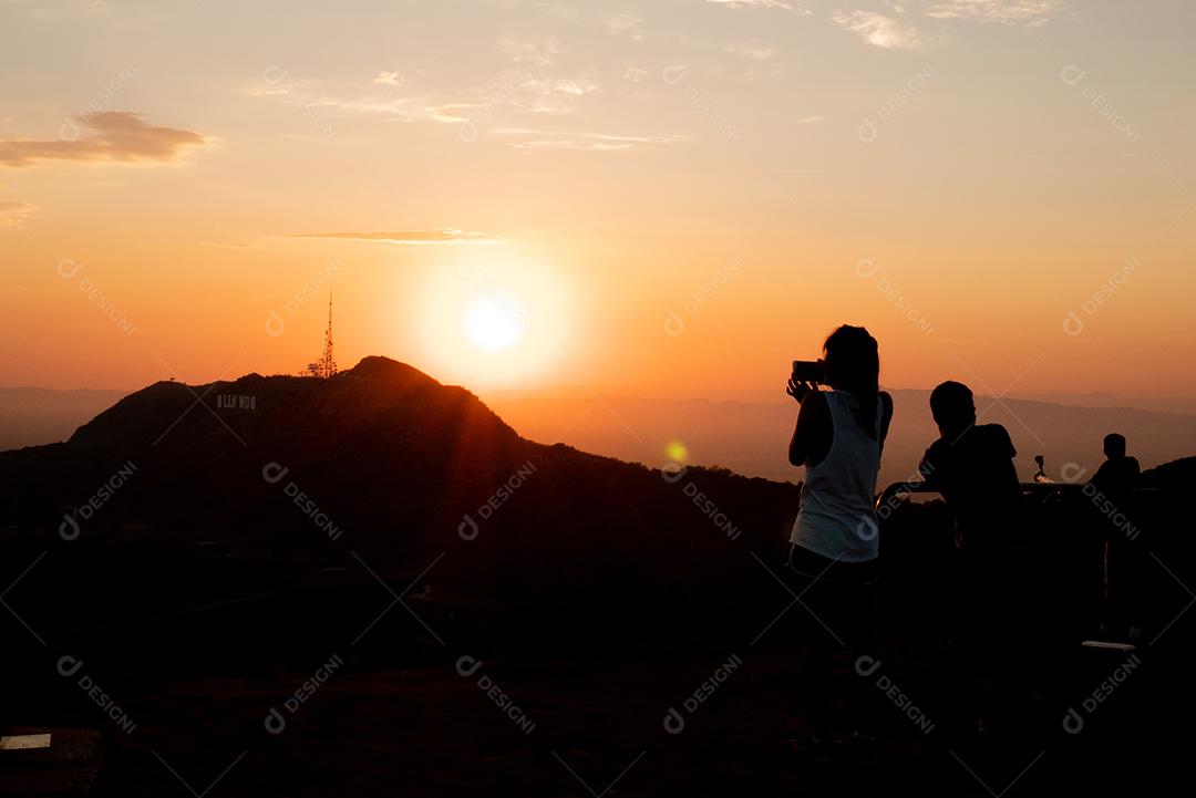 Vista de pessoas assistindo o pôr do sol do Griffith Park em Los Angeles.