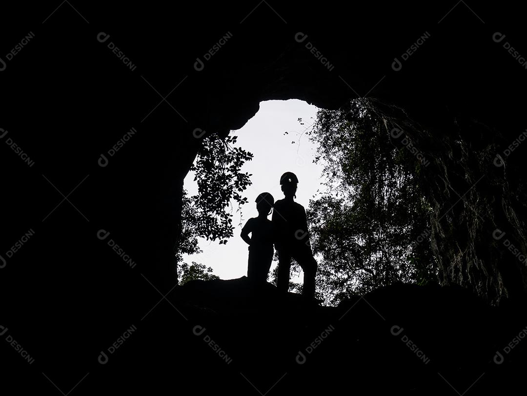 Vista dos irmãos na entrada de uma caverna no Brasil.