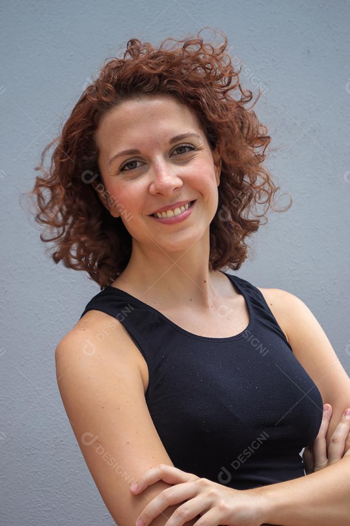 Linda modelo ruiva brasileira sorrindo e posando para a câmera.