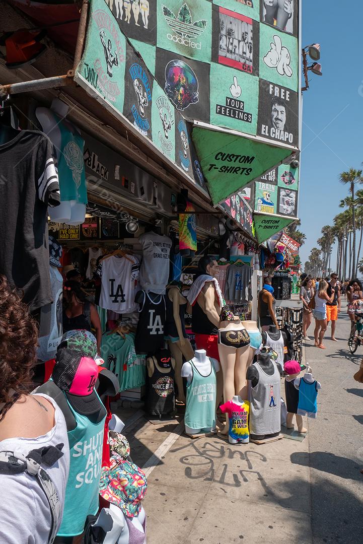 Vista das lojas no calçadão de Venice Beach no verão.