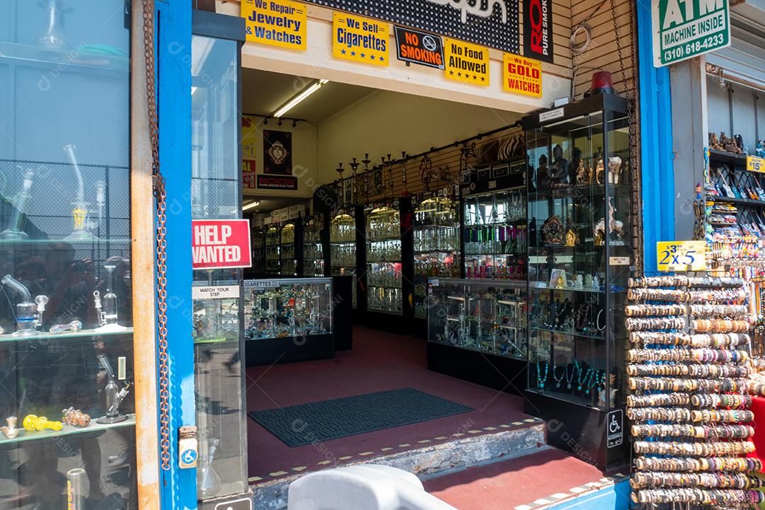 Vista das lojas no calçadão de Venice Beach no verão.