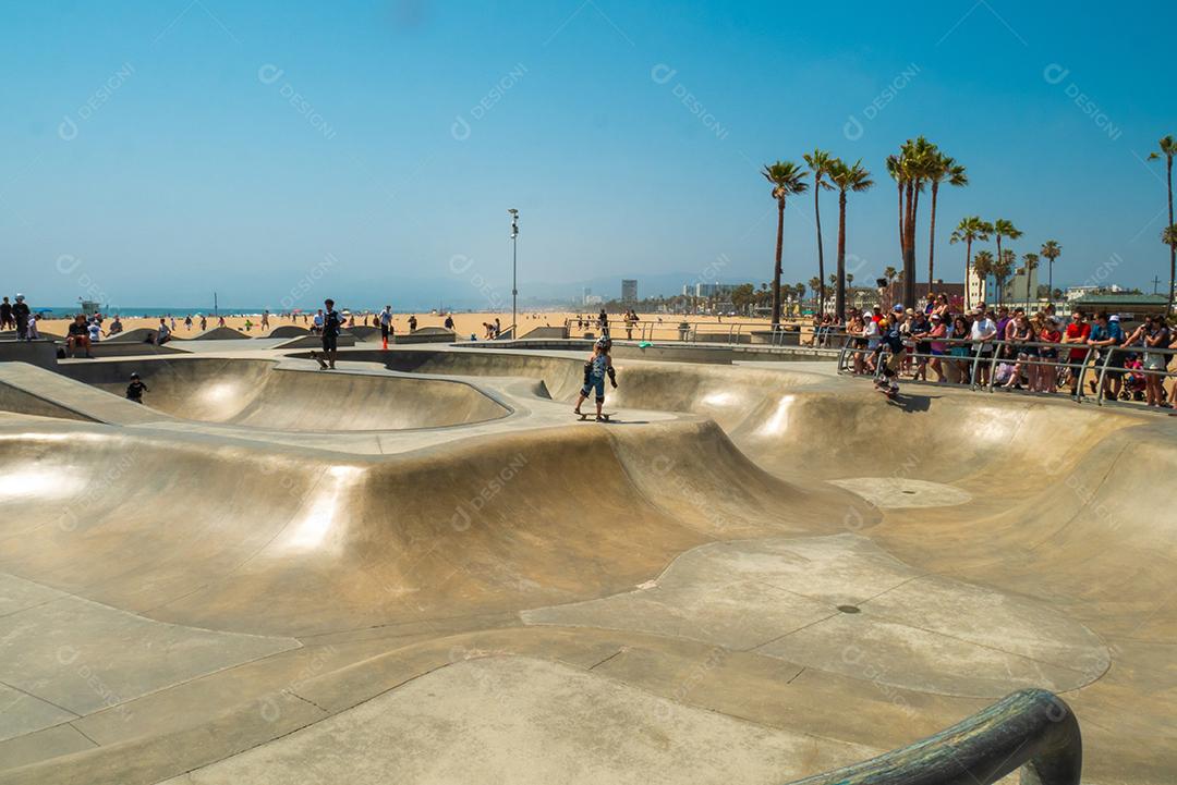 Vista de skatistas treinando no skate park em Venice Beach no verão.