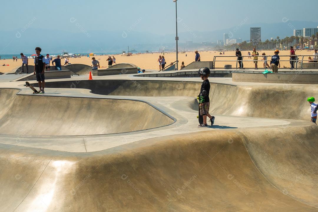 Vista de skatistas treinando no skate park em Venice Beach no verão.