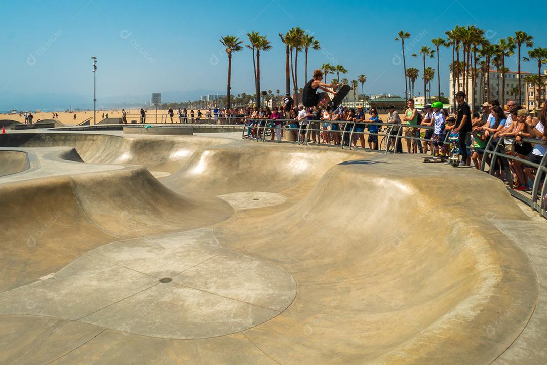 Vista de skatistas treinando no skate park em Venice Beach no verão.