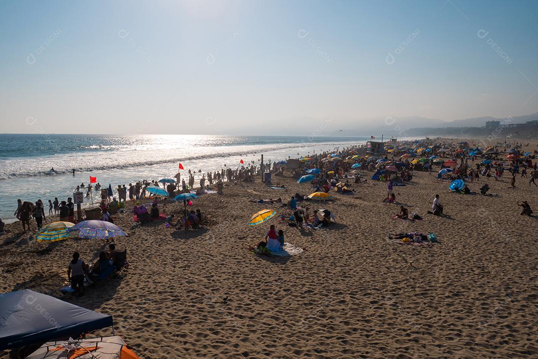 Ampla vista da praia de Santa Monica no verão.