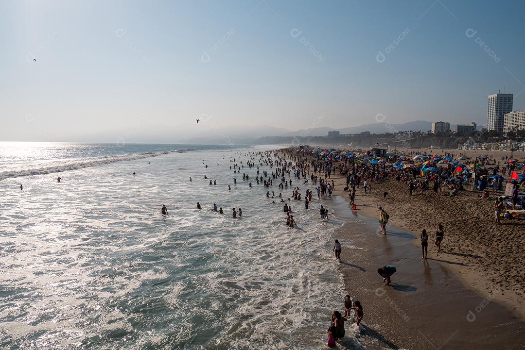 Ampla vista da praia de Santa Monica no verão.