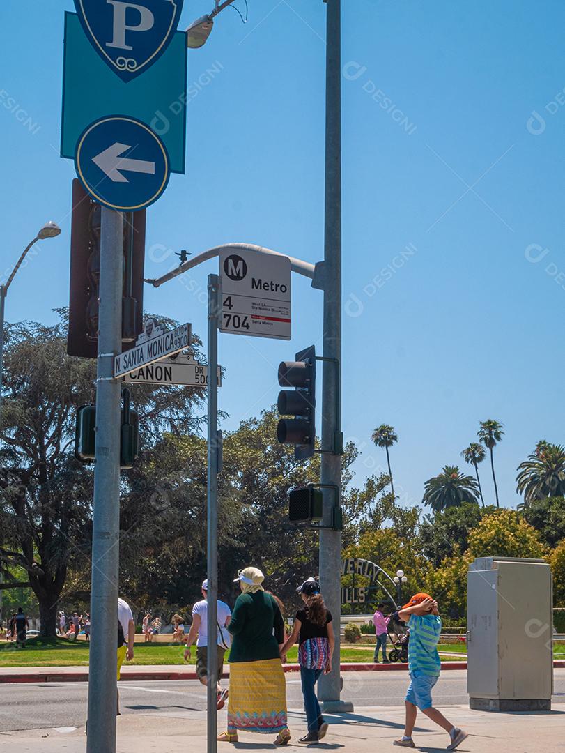 Vista de pessoas andando no centro de Los Angeles no verão.