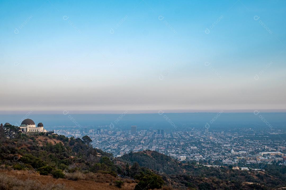 Vista panorâmica do Observatório Griffith e da cidade de Los Angeles.