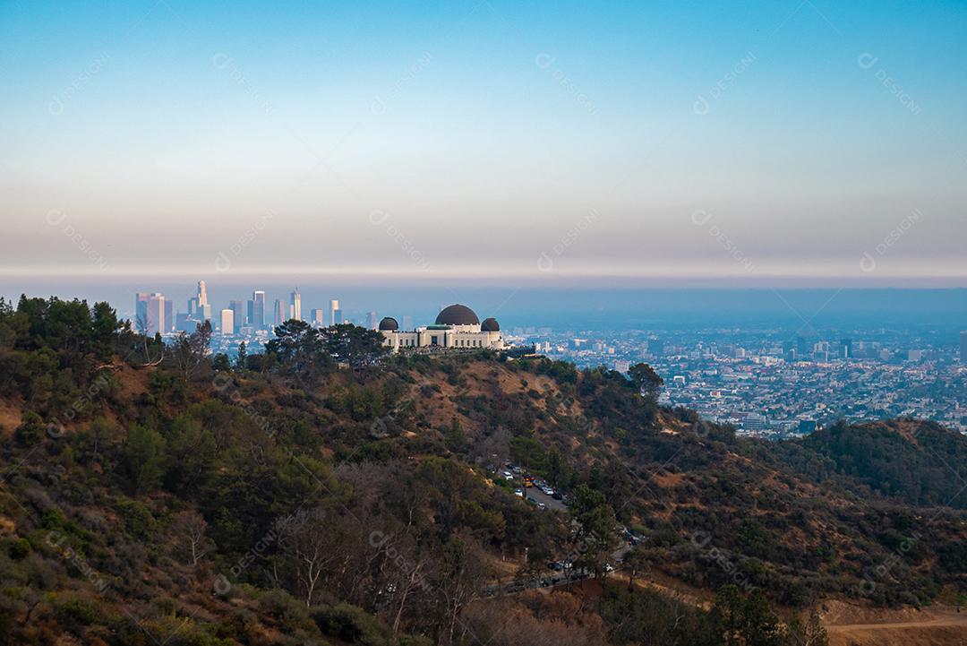 Vista panorâmica do Observatório Griffith e da cidade de Los Angeles.