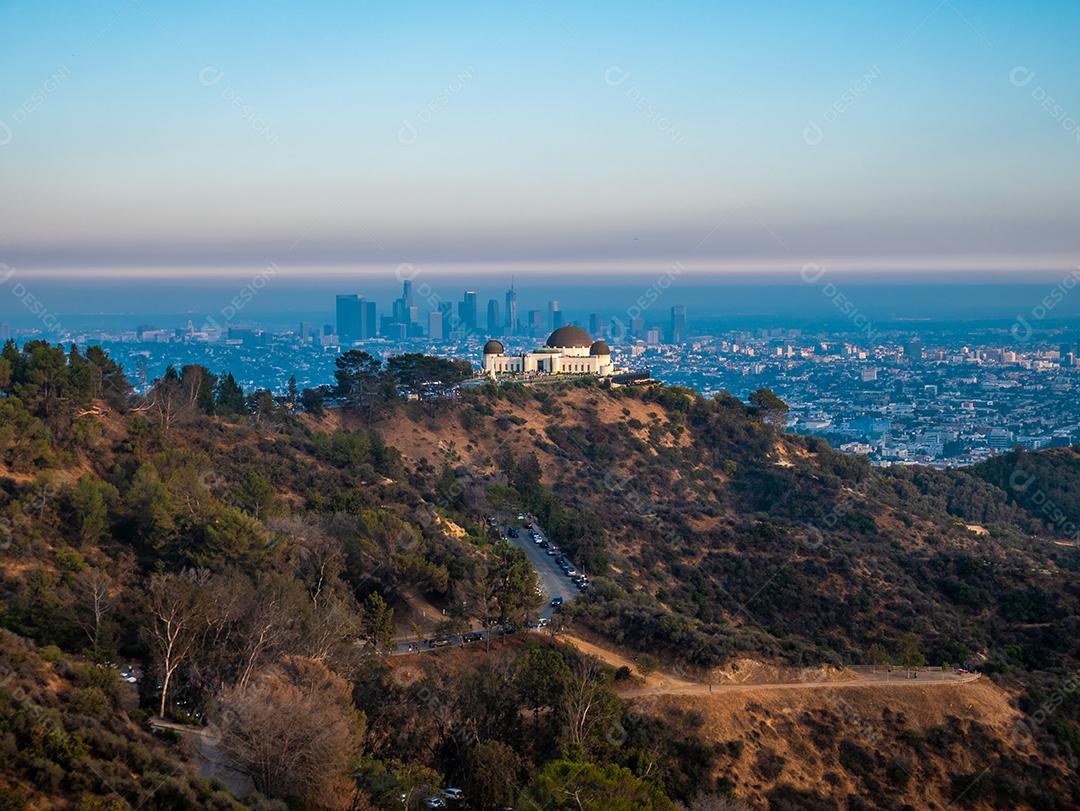 Vista panorâmica do Observatório Griffith e da cidade de Los Angeles.
