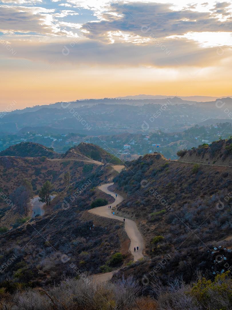 Vista de uma pista de terra para caminhadas nas colinas de Hollywood.