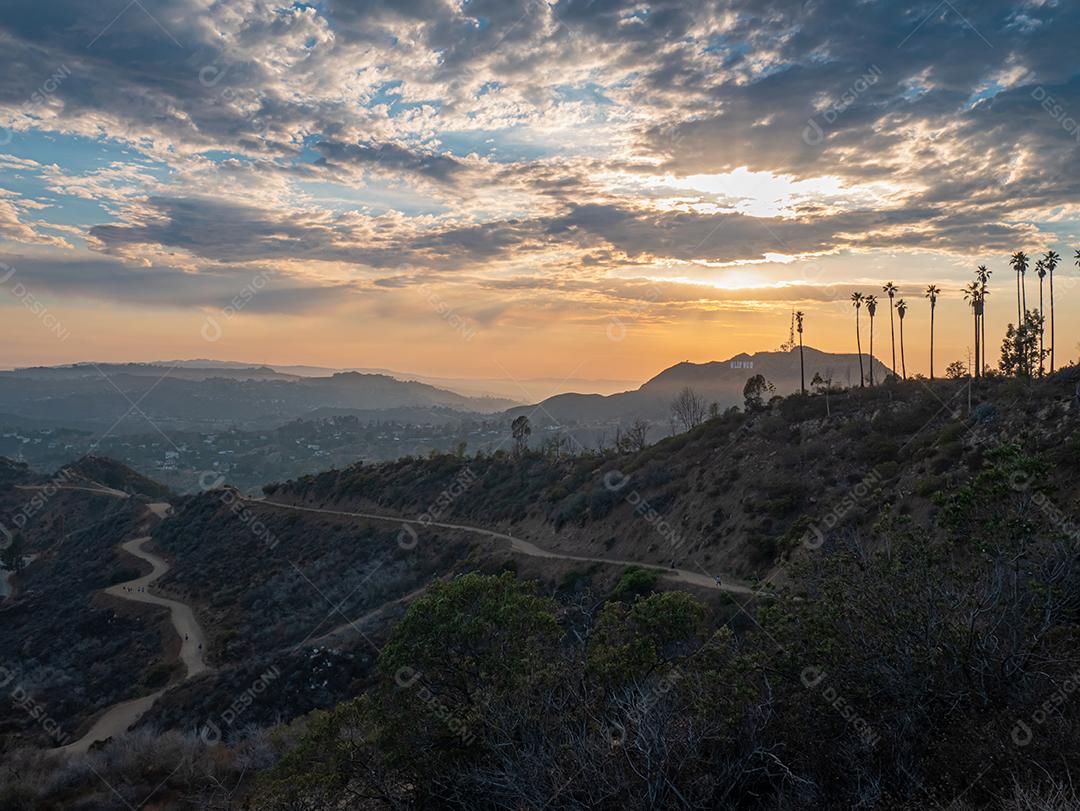 Bela vista das colinas de Hollywood no verão ao pôr do sol.