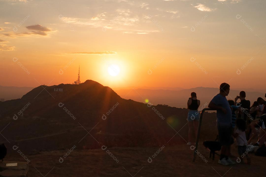 Vista de pessoas assistindo o pôr do sol do Griffith Park em Los Angeles.