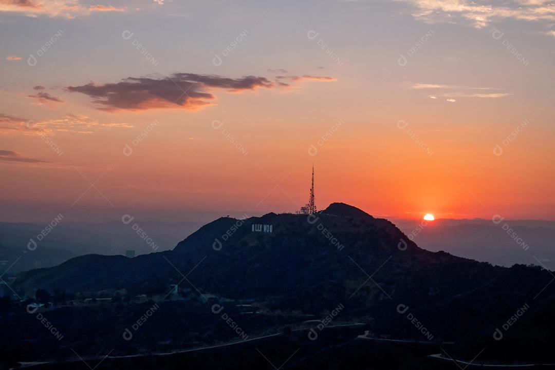 Bela vista das colinas de Hollywood no verão ao pôr do sol.