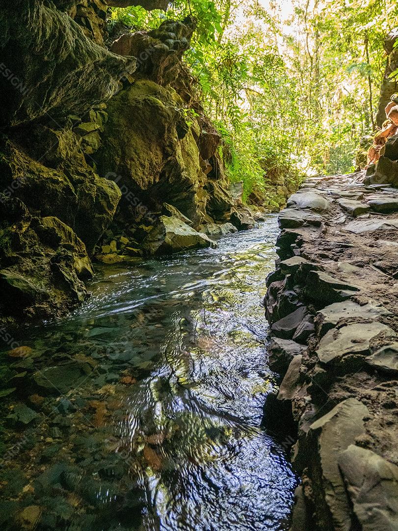 Rio que flui de dentro da caverna em Petar.