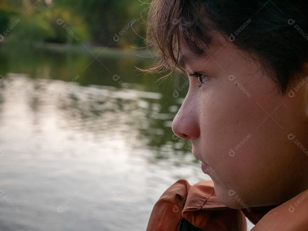 Retrato de menino brasileiro com fundo de natureza