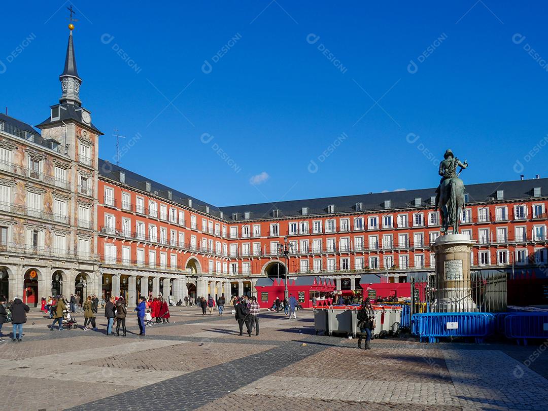 Vista da Plaza Mayor com um céu azul.