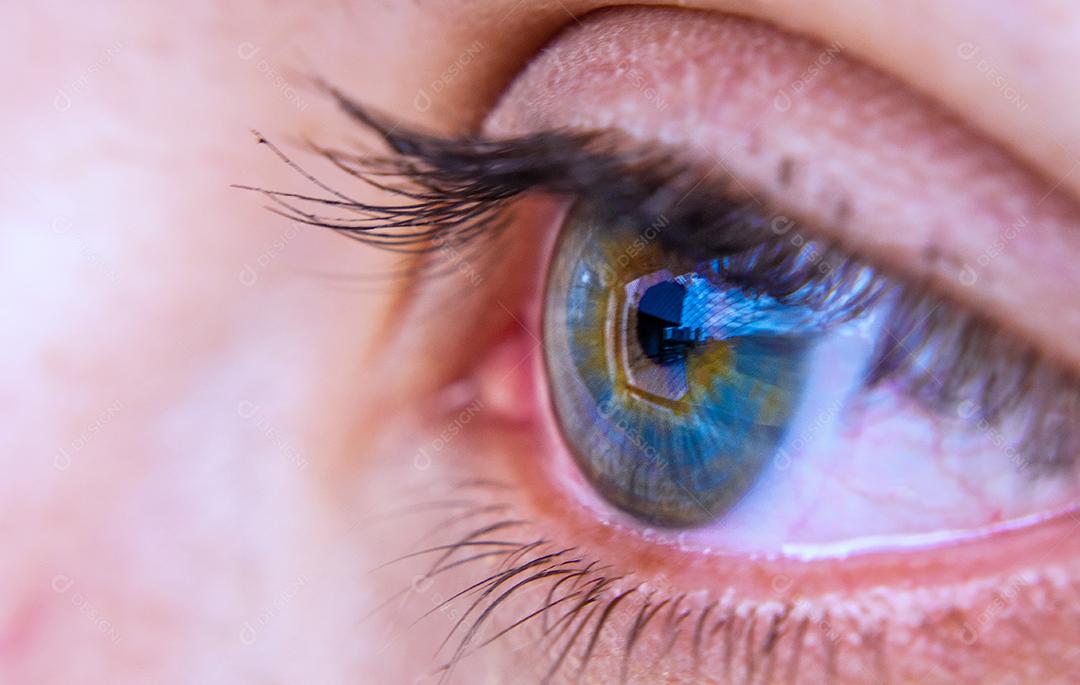 Feche a vista dos olhos azuis de uma mulher.