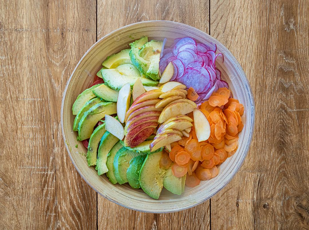 Vista superior da salada variada brasileira em fundo de madeira.