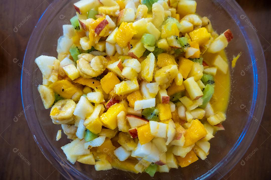 Vista da salada de frutas brasileira em fundo de madeira