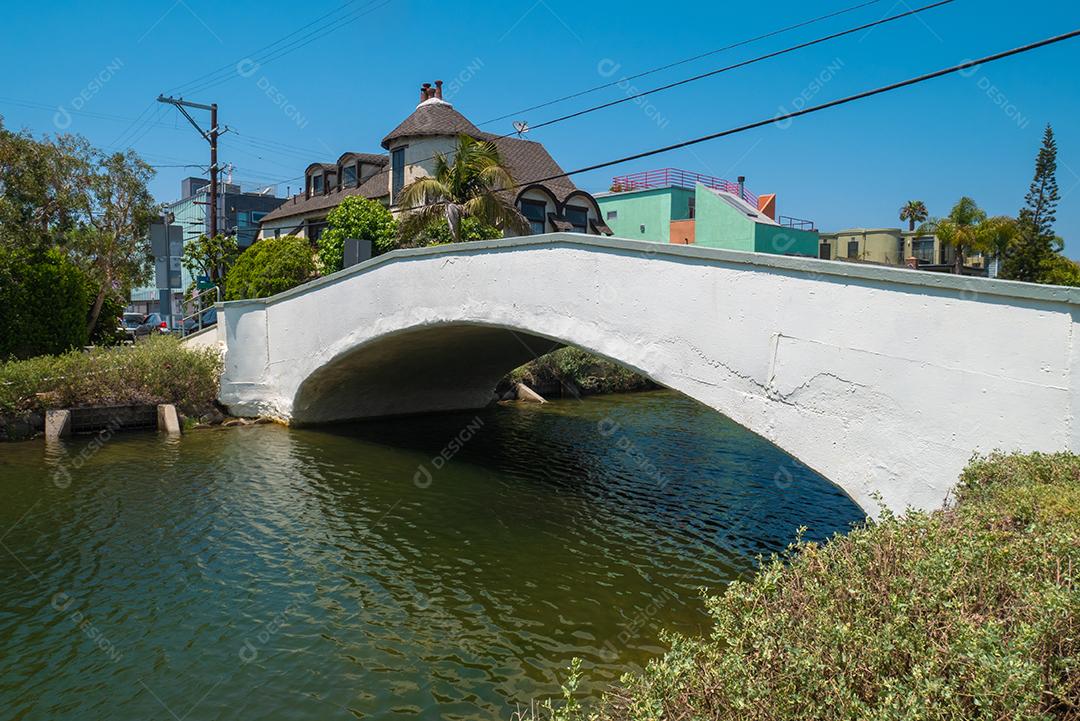 Bela vista de uma ponte sobre os canais de Venice Beach, na Califórnia.