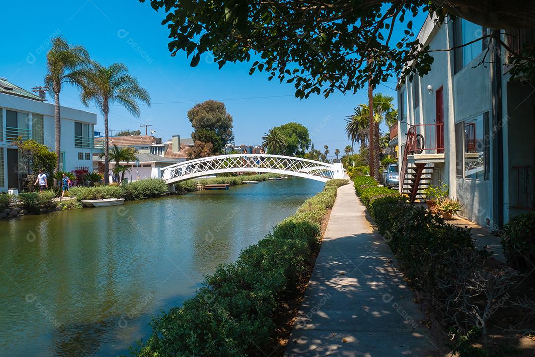 Bela vista de uma ponte sobre os canais de Venice Beach, na Califórnia.