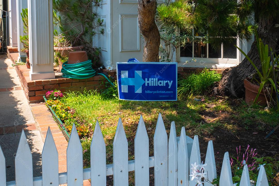 Vista do sinal da campanha de Hillary Clinton no jardim em casa nos canais de Venice Beach.