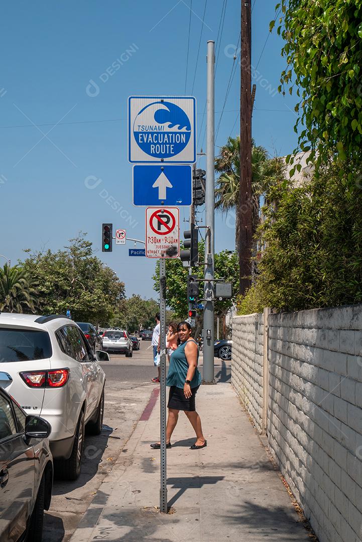 Vista de pessoas andando na praia de Veneza no verão.