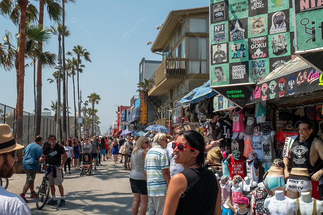 Vista de pessoas às compras em lojas de calçadão em Venice Beach no verão.