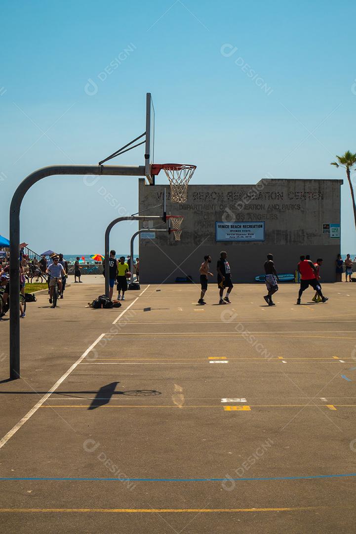 Pessoas jogando basquete em Venice Beach em quadras de verão.
