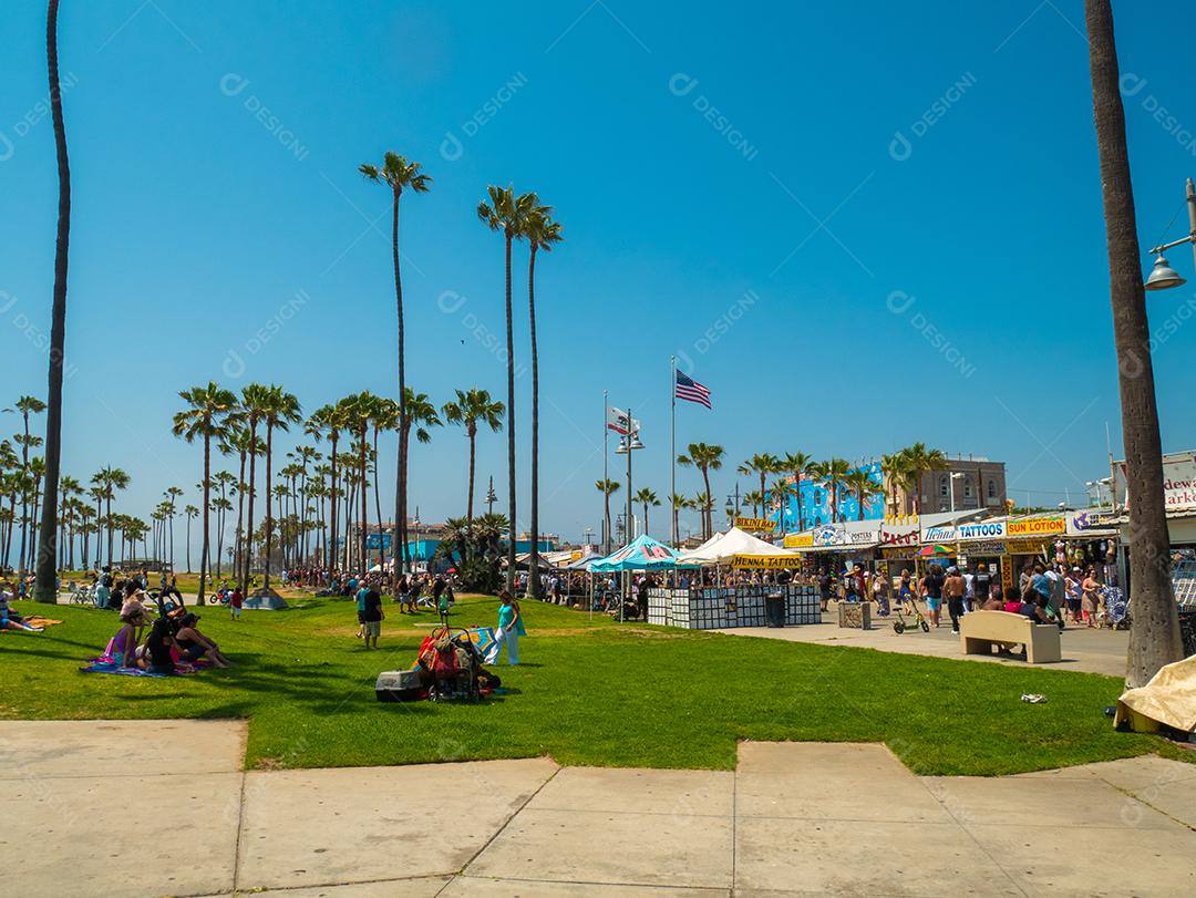 Vista do calçadão de Venice Beach no verão.