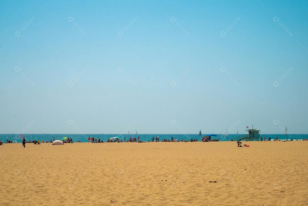 Ampla vista da praia de Santa Monica no verão.