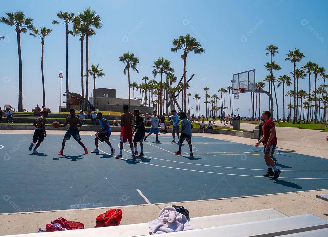 Pessoas jogando basquete em Venice Beach em quadras de verão.