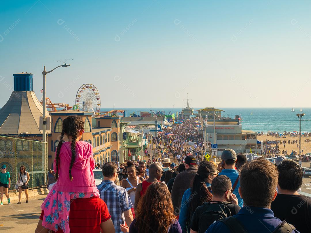 Vista da multidão andando pelo cais de Santa Monica no verão.