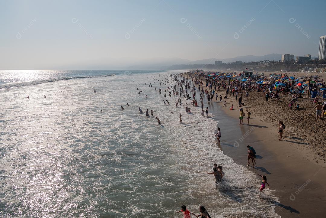 Ampla vista da praia de Santa Monica no verão.