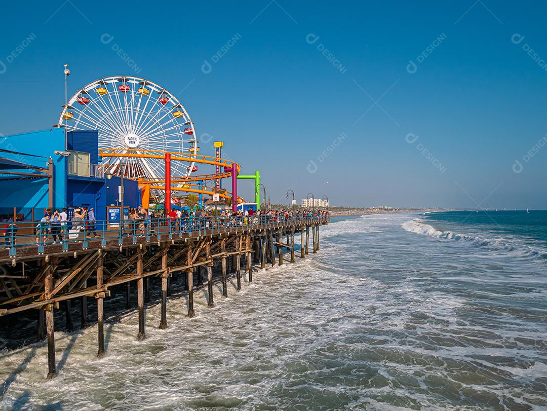 Vista do famoso parque de diversões da roda gigante de Santa Monica no verão.