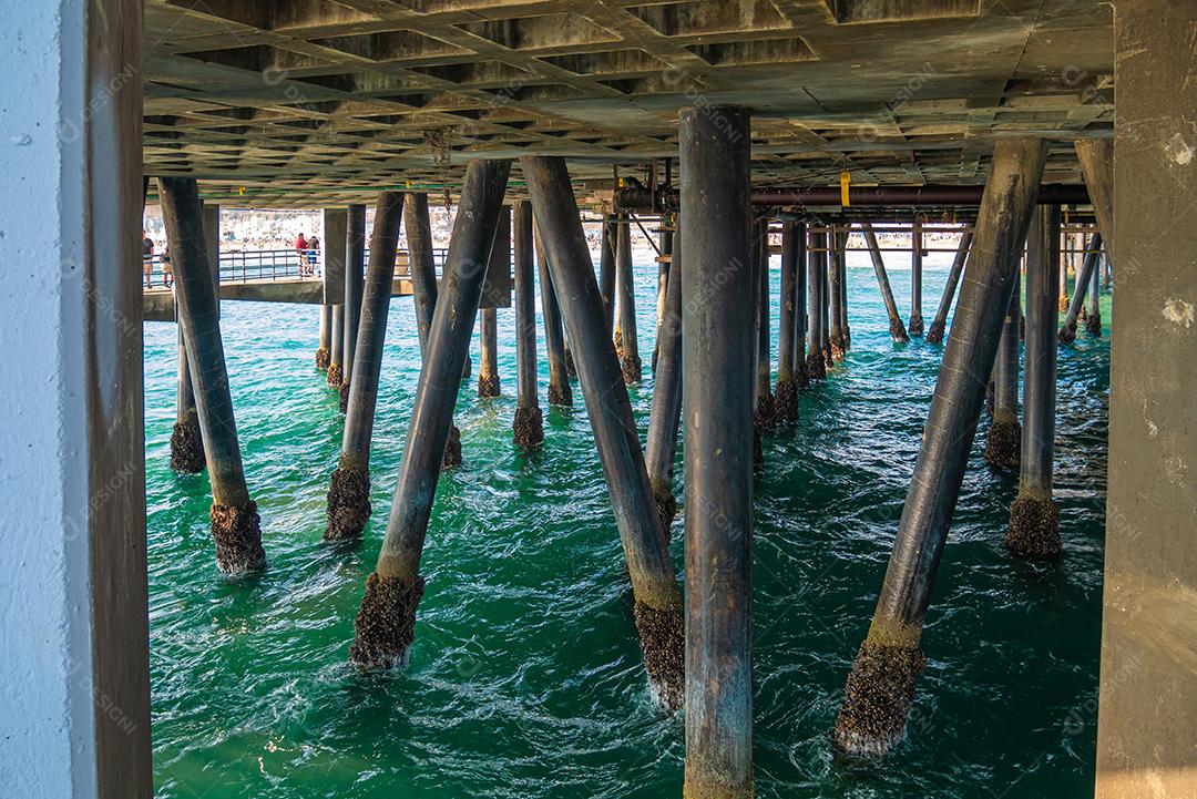 Suporte de vigas de madeira sob o píer do píer de Santa Mônica.