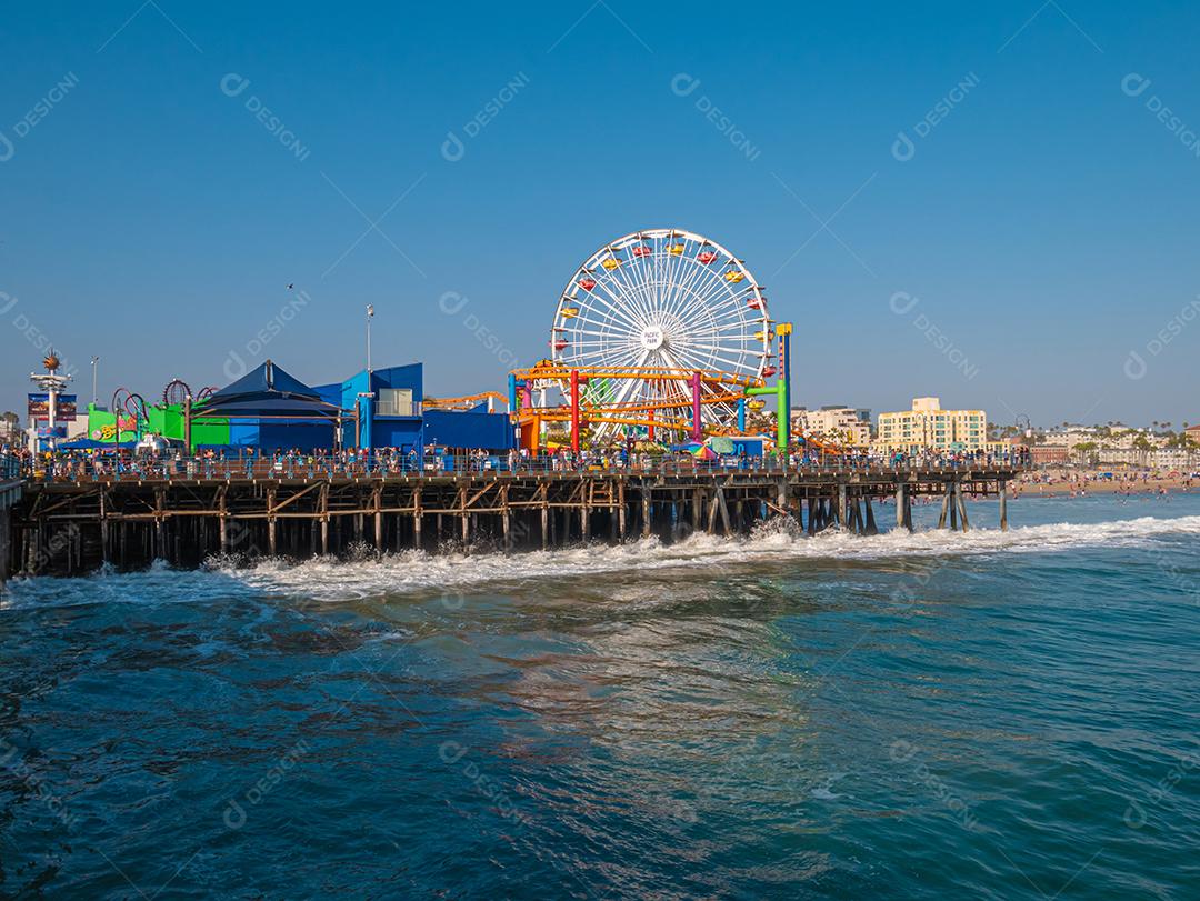 Vista ampla da roda gigante do cais de Santa Monica, na Califórnia.