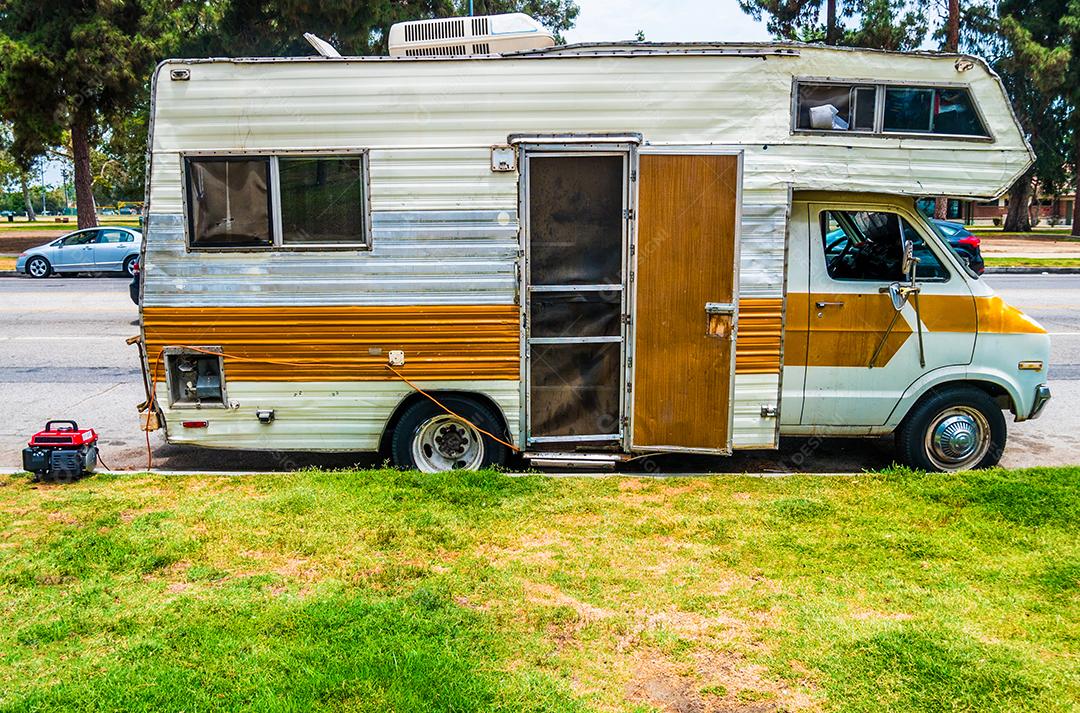 Old Motor Home estacionado nas ruas de Los Angeles.