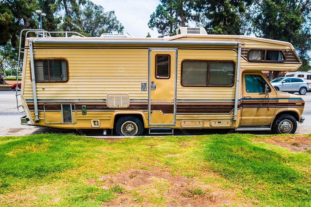 Old Motor Home estacionado nas ruas de Los Angeles.