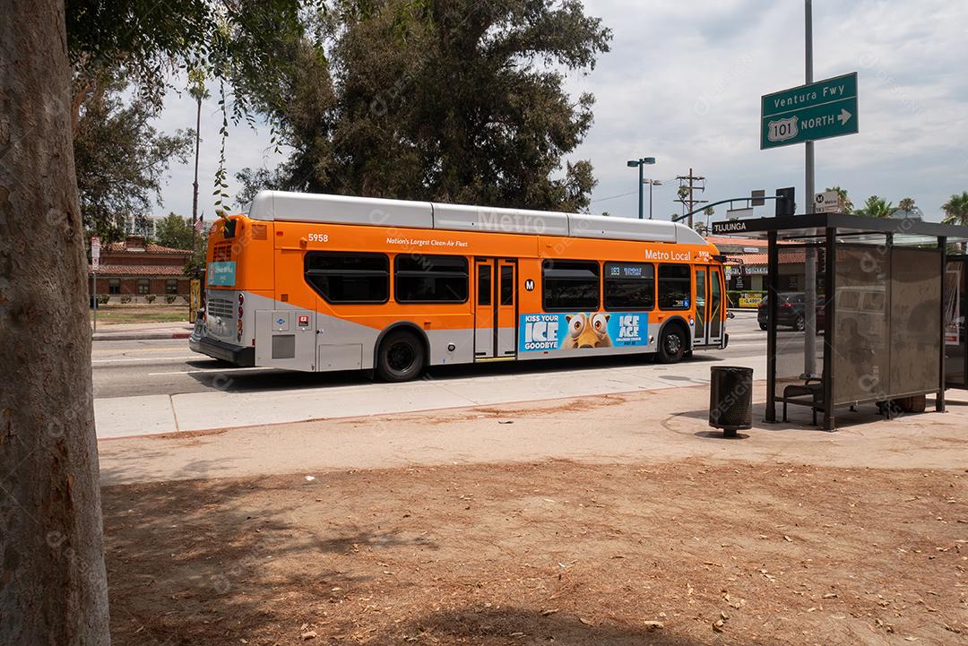 Vista do ônibus no ponto de ônibus nas ruas de Los Angeles.