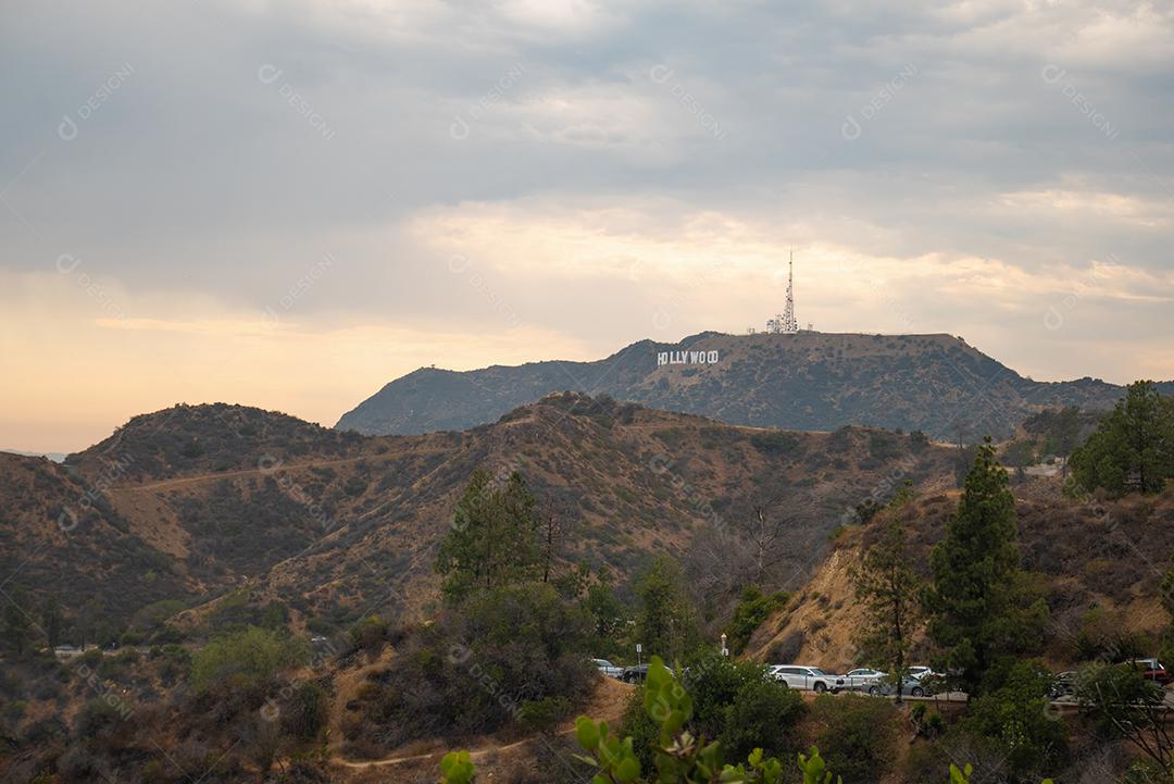 Bela vista das colinas de Hollywood no verão ao pôr do sol.