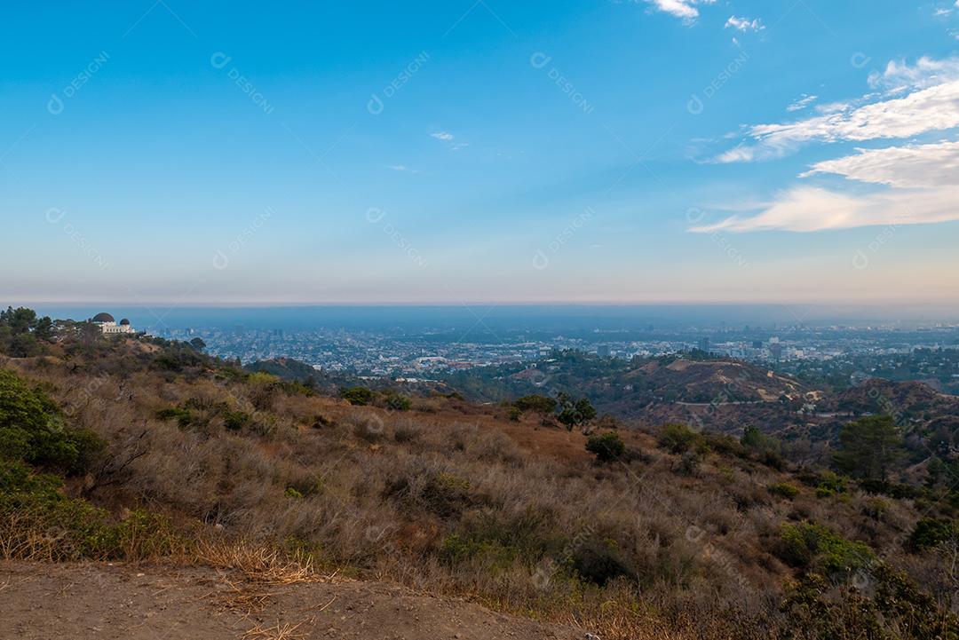 Vista panorâmica do Observatório Griffith e da cidade de Los Angeles.