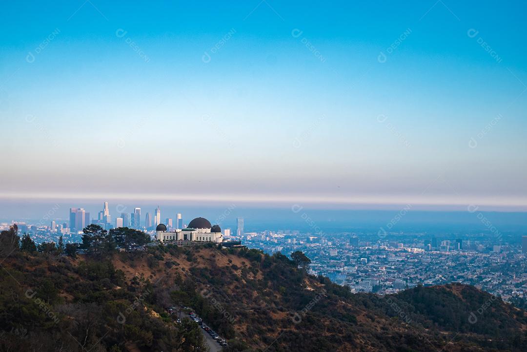 Vista panorâmica do Observatório Griffith e da cidade de Los Angeles.