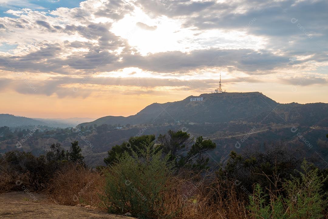 Bela vista das colinas de Hollywood no verão ao pôr do sol.