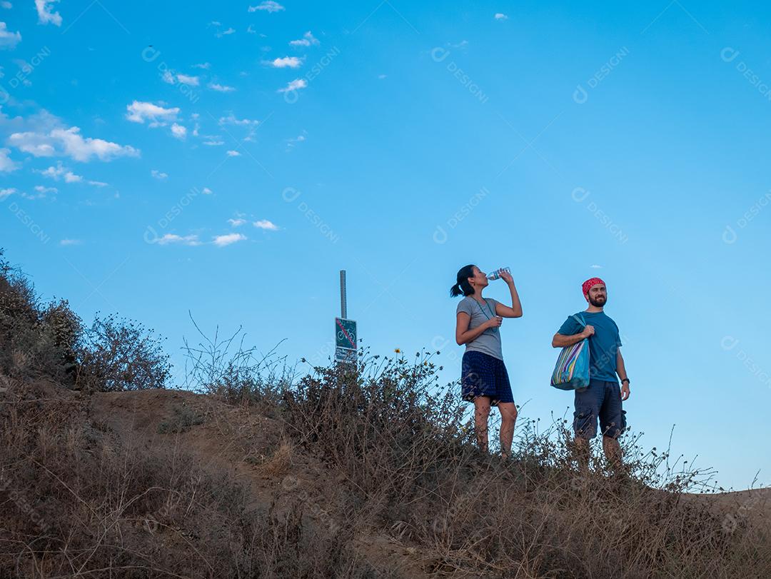 Vista do casal de caminhadas no topo da viagem..