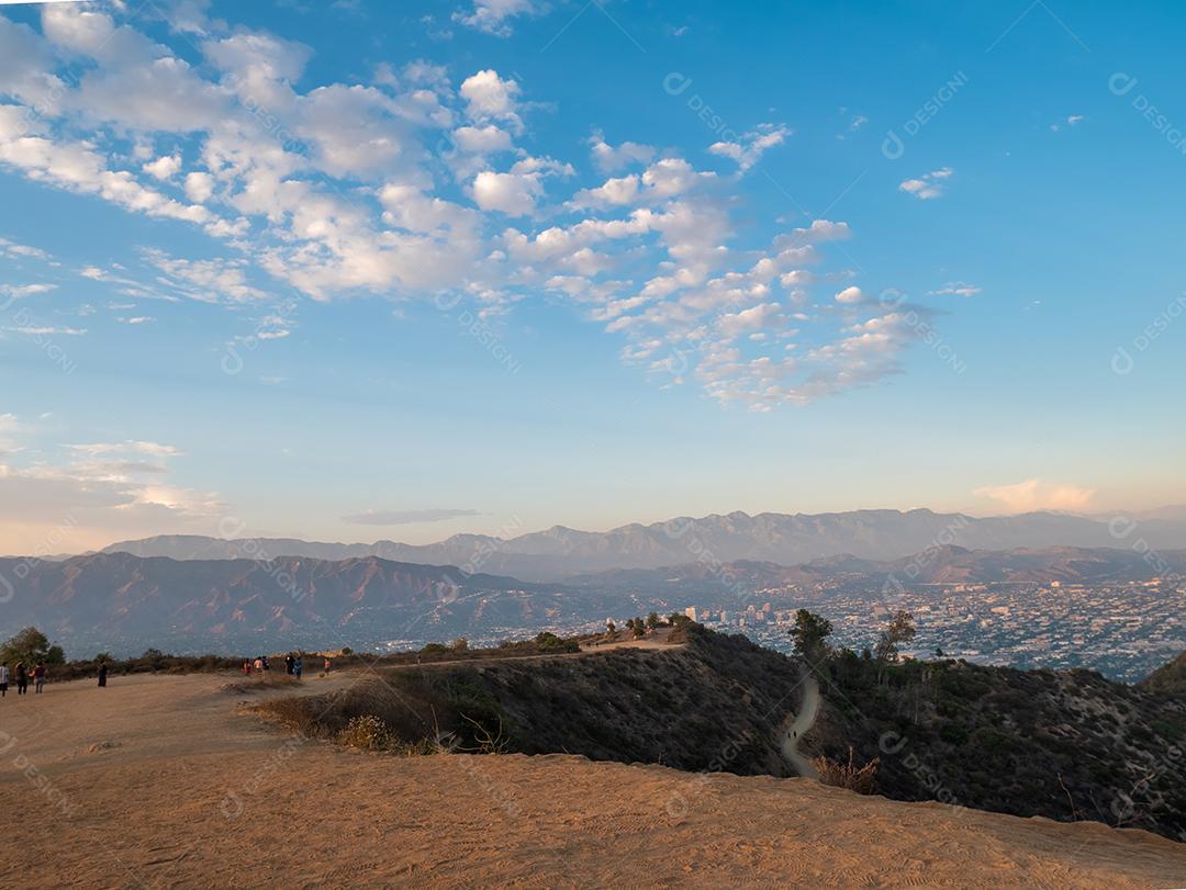 Visão ampla da estrada nas colinas de Hollywood.
