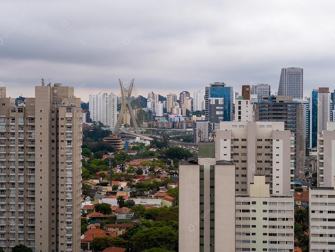 Vista do bairro Brooklin com ponte estaiada ao fundo em São Paulo.