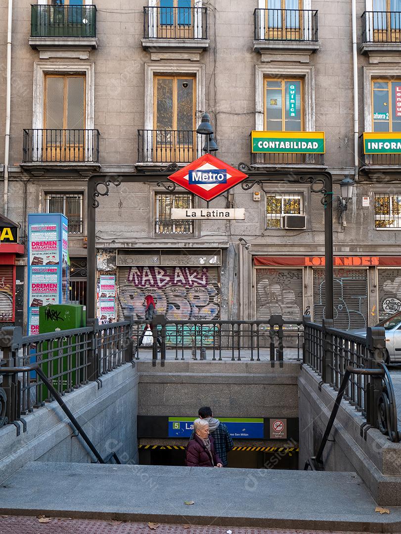 Vista da estação de trem La Latina.