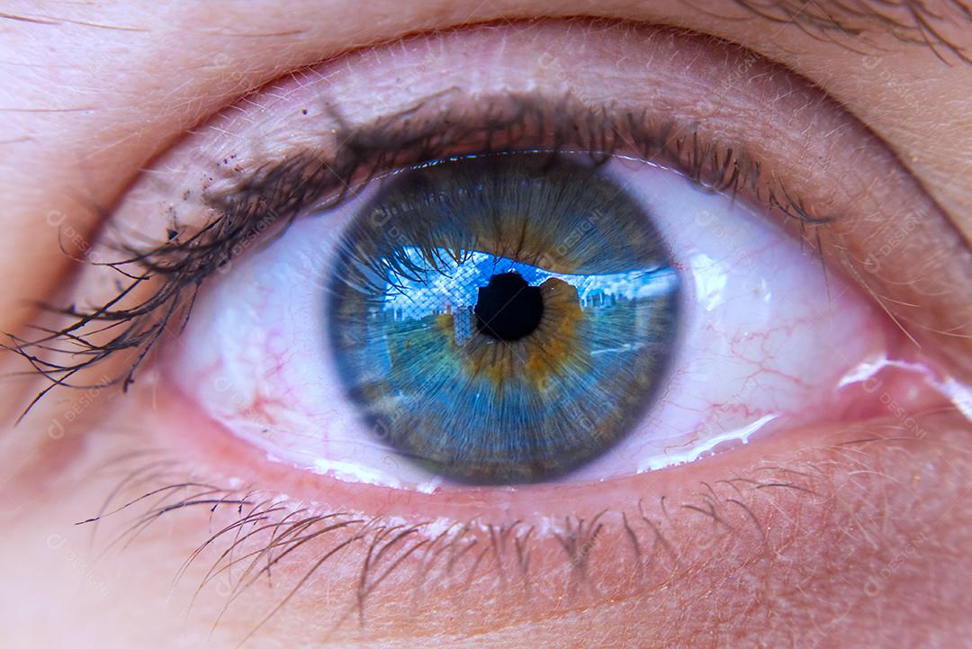 Feche a vista dos olhos azuis de uma mulher.